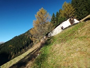 10 saliamo per prato ad un casolare...